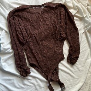 Shear lace bodysuit with rouching I on sleeves  M